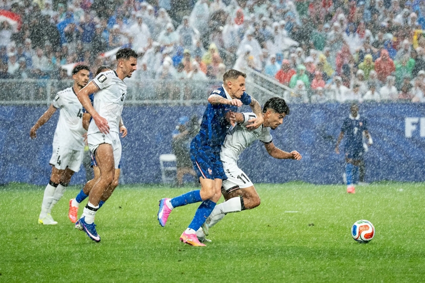 Gallery - 	Cổ động viên đội mưa xem các trận đấu World Cup - image 1